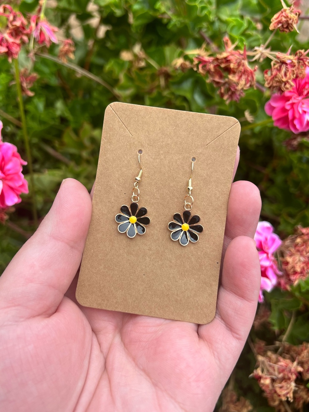 BLACK DAISY FLOWER DANGLE EARRINGS